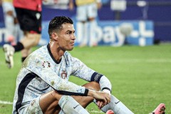 球王梅西再创神迹！书写37次小组赛100%晋级，C罗却三度止步